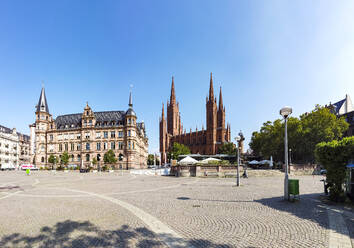 Blick über den Marktplatz mit neuem Rathaus und Kirche, Wiesbaden, Deutschland - AMF07454