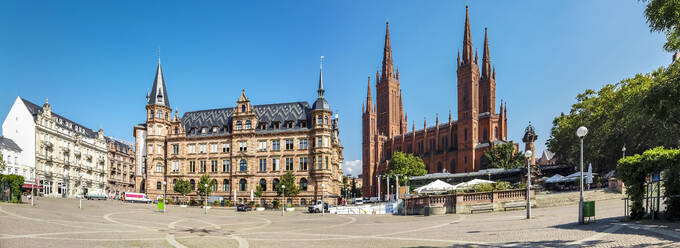 Blick über den Marktplatz mit neuem Rathaus und Kirche, Wiesbaden, Deutschland - AMF07455