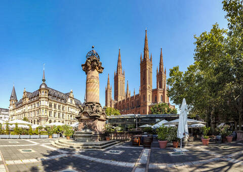 Blick über den Marktplatz mit neuem Rathaus und Kirche, Wiesbaden, Deutschland, lizenzfreies Stockfoto
