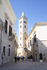 Italien, Apulien, Trani, Glockenturm der Kathedrale San Nicola Pellegrino - HLF01200