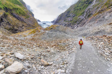 Wanderin bei der Wanderung auf dem Franz-Josef-Gletscher, Südinsel, Neuseeland - SMAF01633