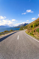 Leere Straße in Glenorchy, Südinsel, Neuseeland - SMAF01653