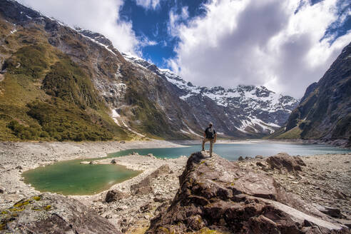 Wanderer mit Blick auf den Lake Marian, Fiordland National Park, Südinsel, Neuseeland - SMAF01665