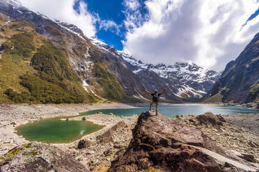 Wanderer mit Blick auf den Lake Marian, Fiordland National Park, Südinsel, Neuseeland - SMAF01666