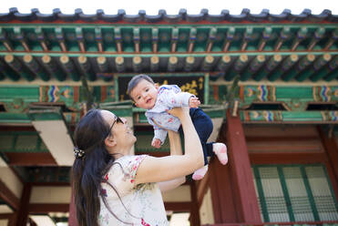 Mutter und kleines Mädchen besuchen eine Pagode im Geheimen Garten, Changdeokgung, Seoul, Südkorea - GEMF03260