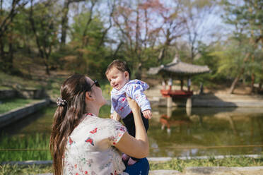 Mutter und kleines Mädchen besuchen den Geheimen Garten des Changdeokgung-Palastes, Seoul, Südkorea - GEMF03262