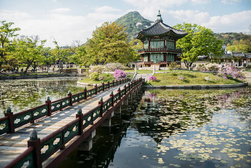 Blick auf Teich und Pagode, Gyeongbokgung, Seoul, Südkorea - GEMF03267