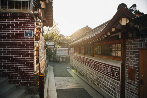 Traditionelle Häuser in Bukchon Hanok Village bei Sonnenaufgang, Seoul, Südkorea - GEMF03270