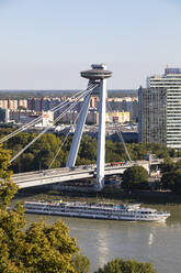 Slowakei, Bratislava, UFO-Restaurant über der Most SNP-Brücke und dem Schiff - WWF05341