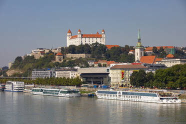 Slowakei, Bratislava, Kreuzfahrtschiffe auf der Donau und die Burg von Bratislava - WWF05344