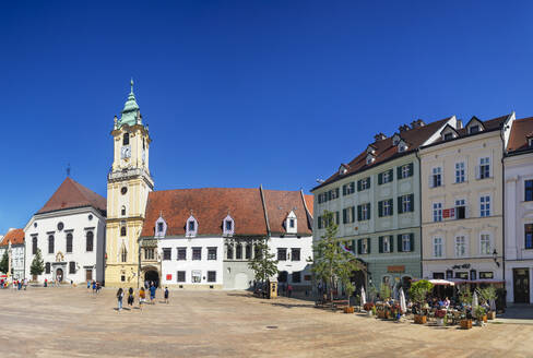 Slowakei, Bratislava, Hauptplatz mit altem Rathaus und Restaurants - WWF05351