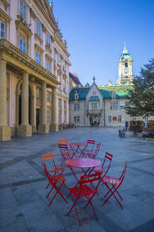 Slowakei, Bratislava, Primatenplatz, Außenansicht des alten Rathauses mit rotem Tisch und Stühlen im Vordergrund - WWF05355