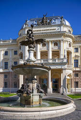 Slowakei, Bratislava, Fassade des Slowakischen Nationaltheaters mit Springbrunnen im Vordergrund - WWF05356