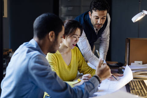 Menschen arbeiten in einem Architekturbüro zusammen, lizenzfreies Stockfoto