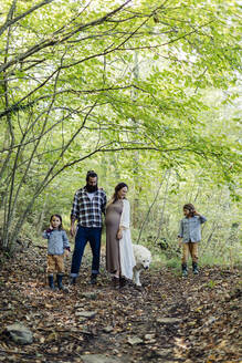 Familie mit zwei Kindern und Hund im Wald - SODF00321