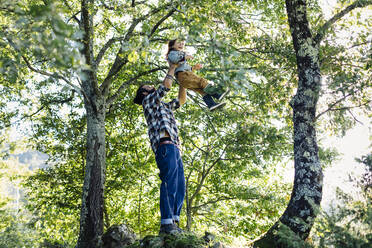 Vater hebt Kind im Wald hoch - SODF00345