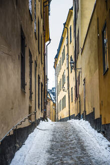 Enge Gasse im Winter in der Altstadt von Stockholm, Schweden - RUNF03378