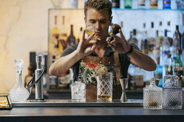 Barkeeper beim Mischen von Cocktails in einer Bar - MTBF00133