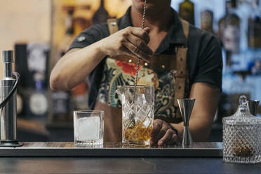 Barkeeper beim Mischen von Cocktails in einer Bar - MTBF00134