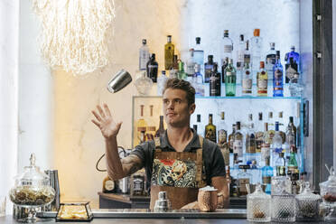 Barkeeper beim Mischen von Cocktails in einer Bar, mit einem Cocktailmixer - MTBF00138