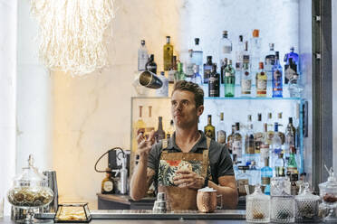 Barkeeper beim Mischen von Cocktails in einer Bar - MTBF00140