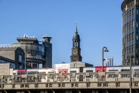 Deutschland, Hamburg, Hochbahn mit Glockenturm der St. Michaelskirche im Hintergrund, lizenzfreies Stockfoto