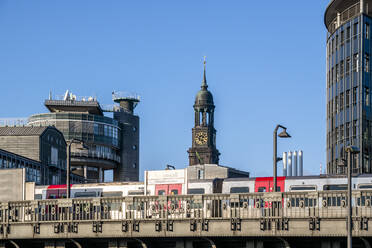 Deutschland, Hamburg, Hochbahn mit Glockenturm der St. Michaelskirche im Hintergrund - EGBF00502