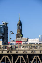 Deutschland, Hamburg, Hochbahn mit Glockenturm der St. Michaelskirche im Hintergrund - EGBF00503