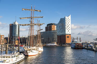 Deutschland, Hamburg, Segelschiff im Hafen mit Elbphilharmonie im Hintergrund - EGBF00507