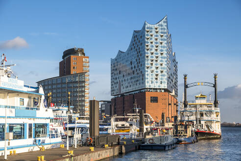 Deutschland, Hamburg, Dampfschiff im Hafen vor der Elbphilharmonie - EGBF00508