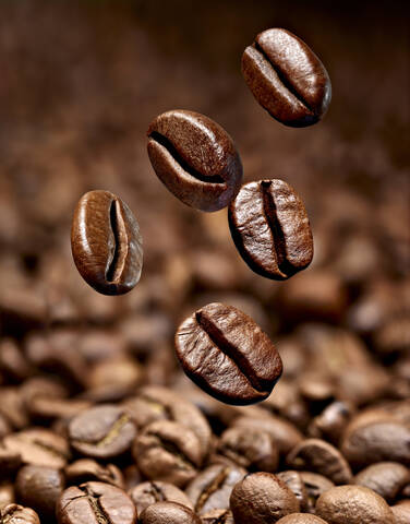 close up of falling coffee beans, lizenzfreies Stockfoto