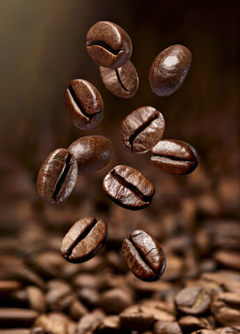 close up of falling coffee beans, lizenzfreies Stockfoto