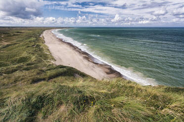 Landschaftlicher Blick auf den Strand bei bewölktem Himmel an einem sonnigen Tag - CAVF68268