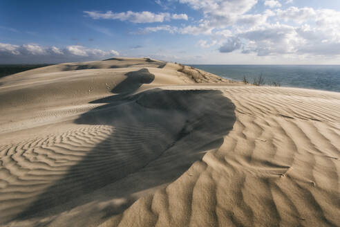 Landschaftlicher Blick auf den Sandstrand gegen den Himmel an einem sonnigen Tag - CAVF68271