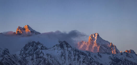 Landschaftliche Ansicht des schneebedeckten Berges gegen klaren blauen Himmel bei Sonnenuntergang - CAVF68275