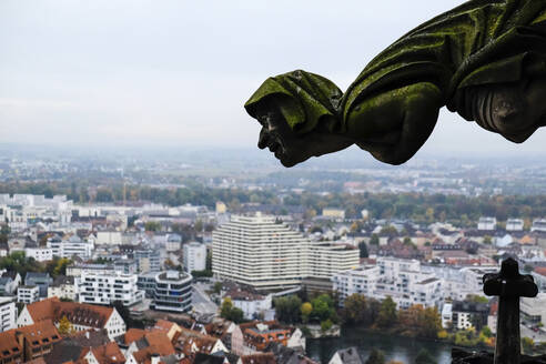 Wasserspeier der Ulmer Münsterkirche im Stadtbild gegen den Himmel - CAVF68290