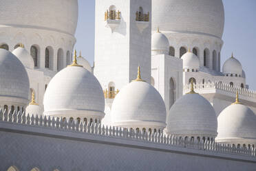 Niedriger Blickwinkel auf die Sheikh Zayed Moschee an einem sonnigen Tag - CAVF68291