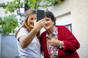 Frau und ältere Frau machen ein Selfie mit Smartphone - OCMF00885