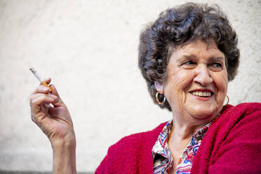 Ältere Frau beim Rauchen - OCMF00886