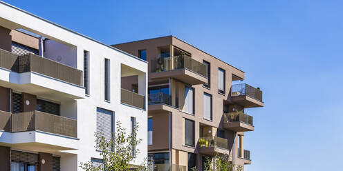 Deutschland, Bayern, Elchingen, Neue moderne Wohnhäuser in einem Vorort - WDF05533