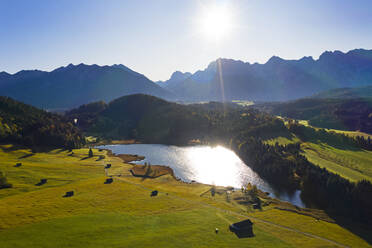 Deutschland, Bayern, Krun, Blick auf die Sonne über dem Geroldsee - LHF00742