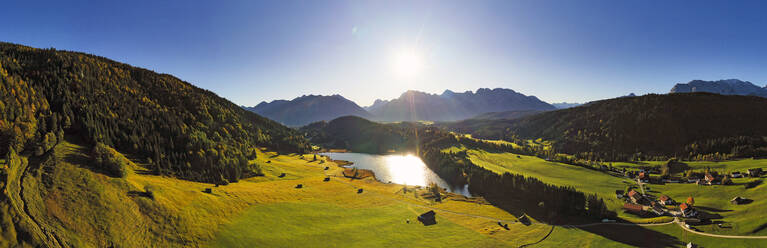 Deutschland, Bayern, Krun, Blick auf die Sonne über dem Geroldsee - LHF00743