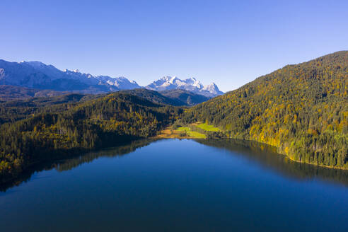 Deutschland, Bayern, Krun, Blick auf den Barmsee mit dem Karwendelgebirge im Hintergrund - LHF00745