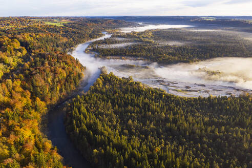 Deutschland, Bayern, Wolfratshausen, Morgennebel über der Loisach aus der Vogelperspektive - LHF00746