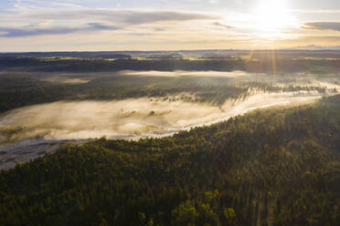 Deutschland, Bayern, Wolfratshausen, Nebel über der Isar bei malerischem Sonnenaufgang - LHF00747