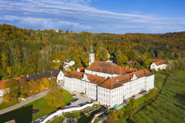 Deutschland, Bayern, Schaftlarn, Luftbild der Abtei Schaftlarn im Herbst - LHF00748