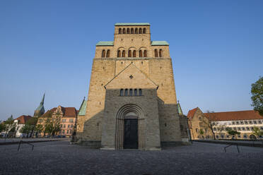 Deutschland, Niedersachsen, Hildesheim, Eingang zum Hildesheimer Dom - RUNF03392