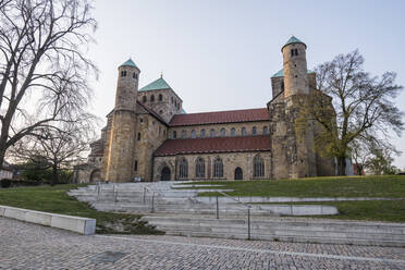 Deutschland, Niedersachsen, Hildesheim, Treppe vor der St. Michaelskirche - RUNF03396