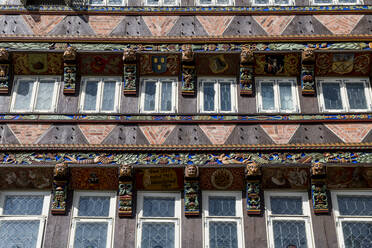 Deutschland, Niedersachsen, Hildesheim, Details eines Fachwerkhauses auf dem historischen Marktplatz - RUNF03404