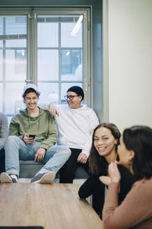 Lächelnde Teenager-Schüler im Gespräch im Klassenzimmer - MASF14076